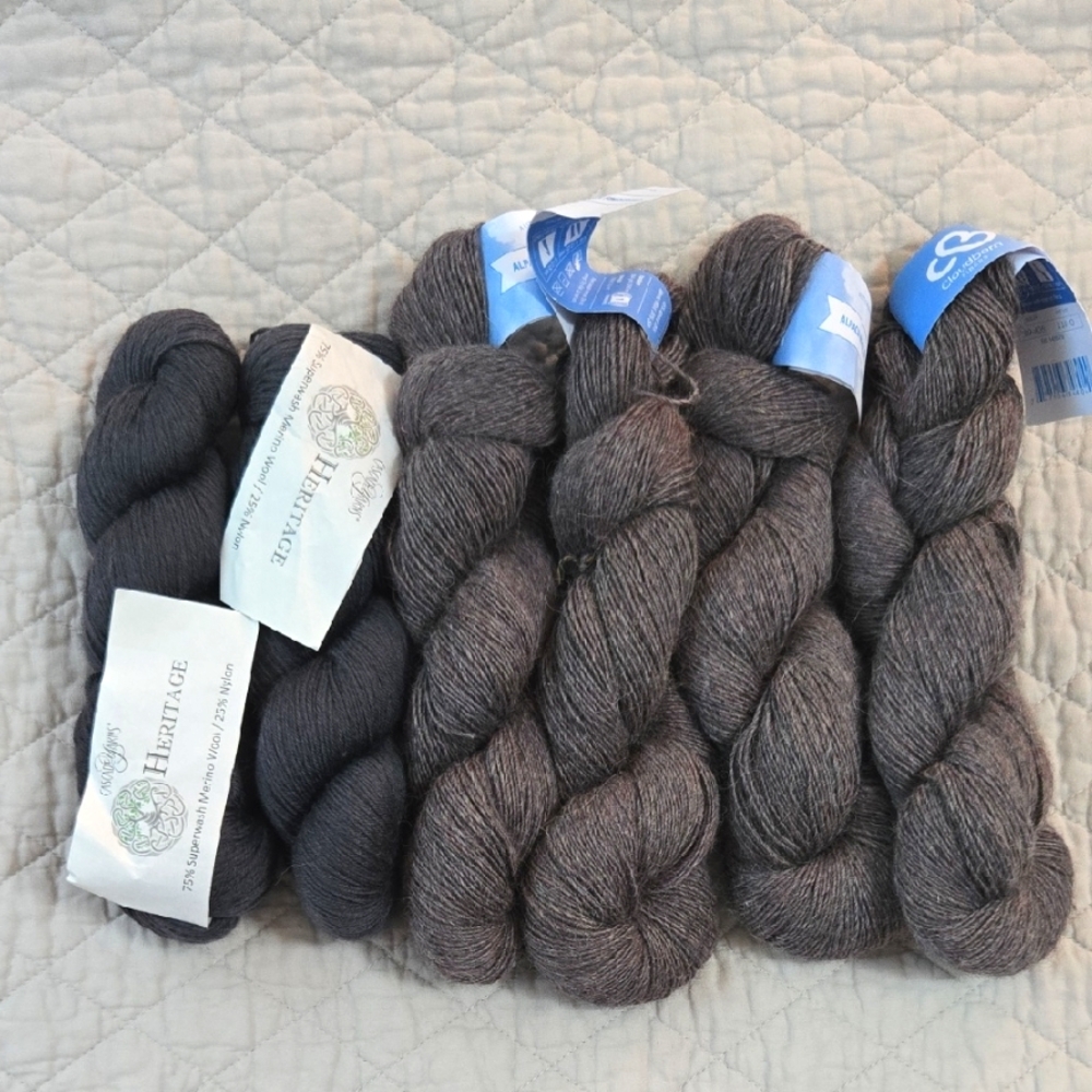 Lot of taupe-grey fingering weight yarn